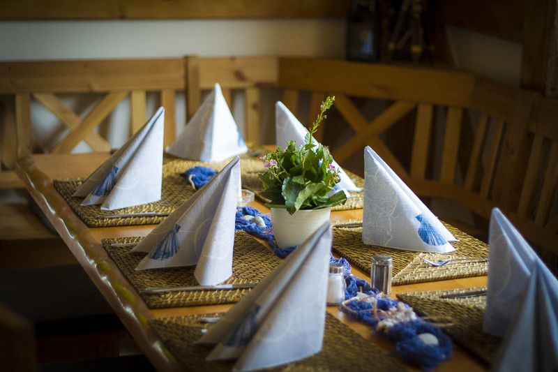 Slide Gaststätte - gedeckter Tisch